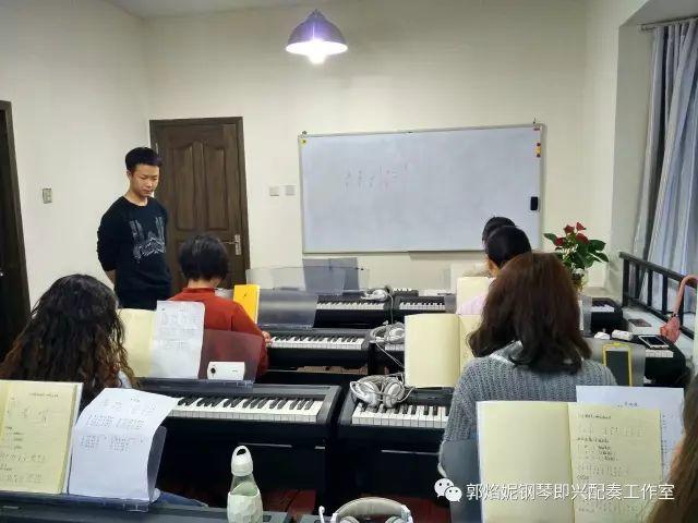 郭焰妮钢琴即兴配奏工作室2018年暑假钢琴即兴配奏（弹唱）集训招生快讯